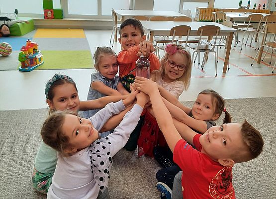 Dzieci podczas zajęć sensorycznych