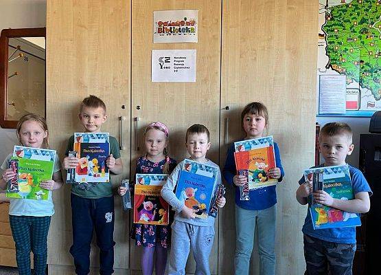 Dzieci  z nagrodami  książkowymi.
