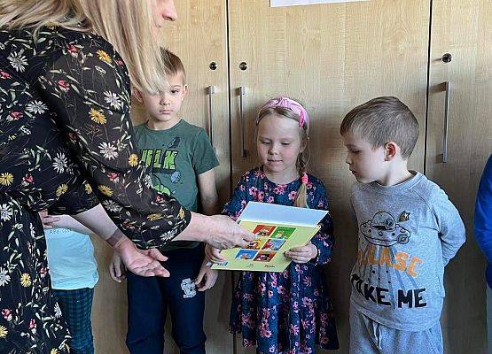 Pani dyrektor wręcza nagrody dziecią.