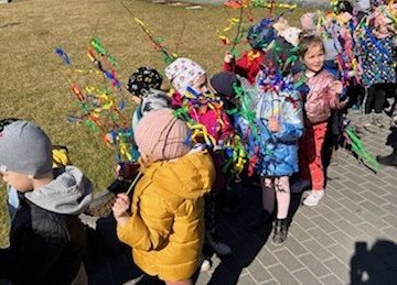 Dzieci podczas spaceru.