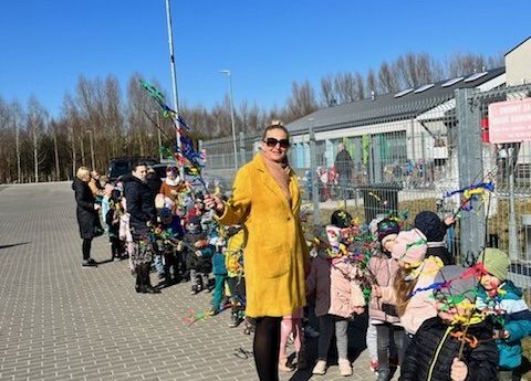 Dzieci podczas spaceru.