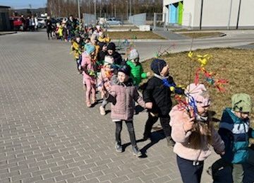 Dzieci podczas spaceru