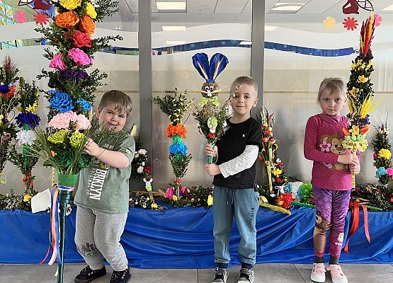 Dzieci z palmami wielkanocnymi.  Zwycięzcy trzech pierwszych miejsc.