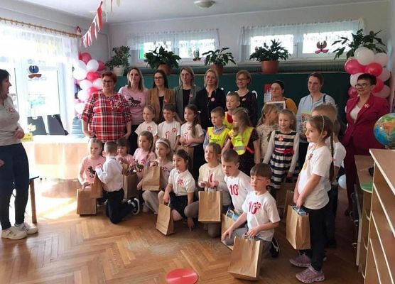 Wszyscy uczestnicy konkursu na grupowym zdjęciu.