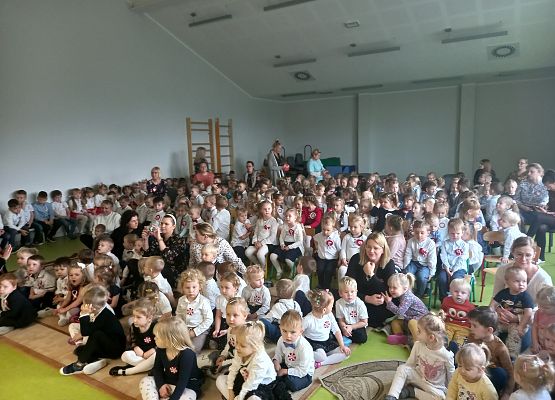 Dzieci podczas apelu ,,Święto Niepodległości 11Listopada".