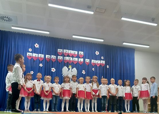 Dzieci podczas występu na apelu.