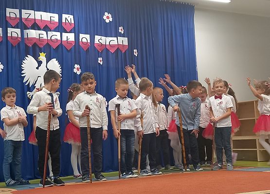 Dzieci podczas występu na apelu.