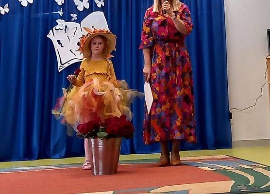 Pani dyrektor z dziewczynką podczas Dnia Edukacji Narodowej .