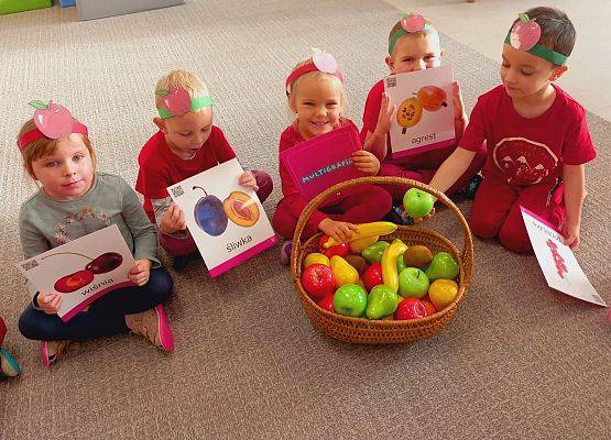 Dzieci z koszem owoców