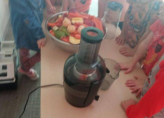Dzieci robią sok z owoców i warzyw.