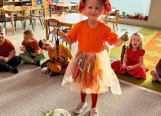 Dziewczynka przebrana za marchewkę.