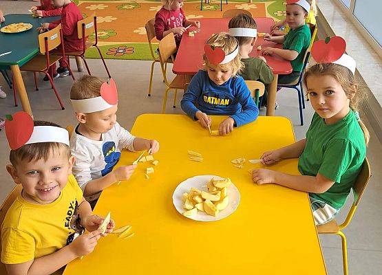 Dzieci podczas krojenia owoców.