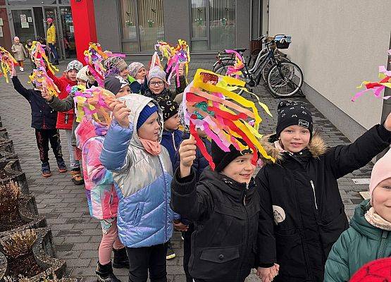 Dzieci podczas spaceru w Pierwszy Dzień wiosny.