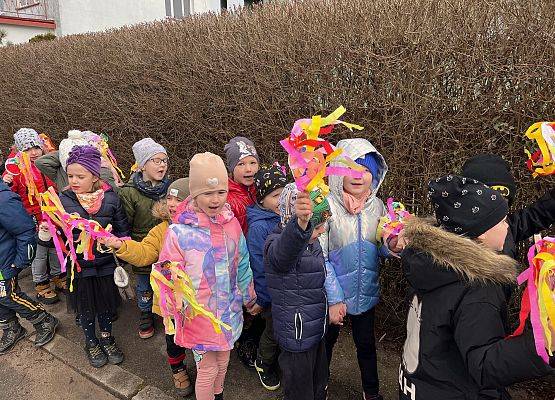 Dzieci podczas spaceru w Pierwszy Dzień wiosny.