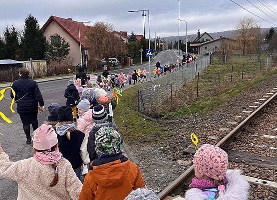 Dzieci podczas spaceru w Pierwszy Dzień wiosny.