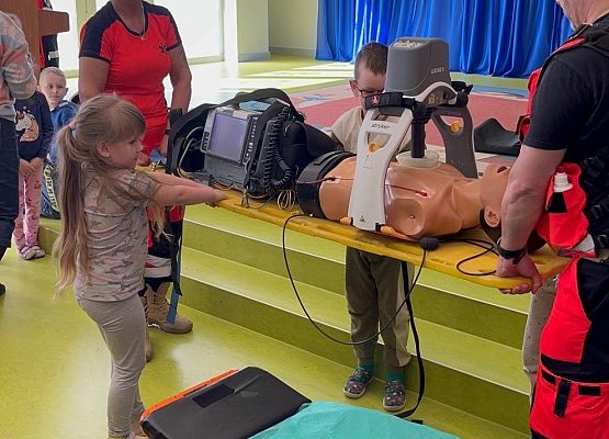 Grupy przedszkolne podczas wykładu na temat pierwszej pomocy.