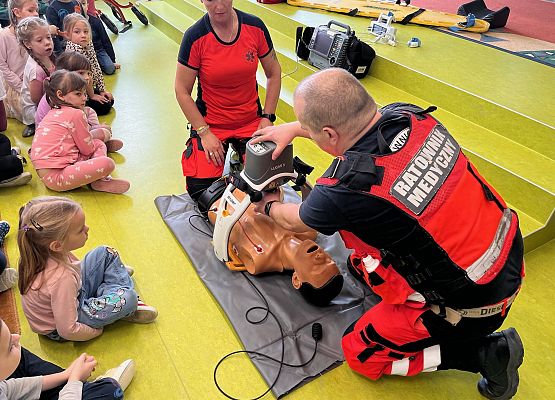 Ratownik medyczny podczas demonstracji na fantomie.