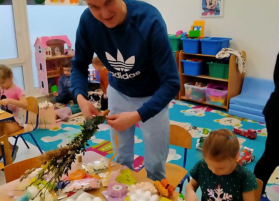 Rodzic z dzieckiem podczas zajęć.