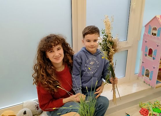 Rodzic z dzieckiem podczas zajęć.