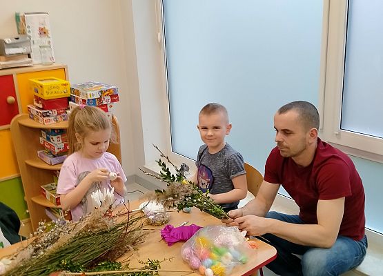 Rodzic z dzieckiem podczas zajęć.