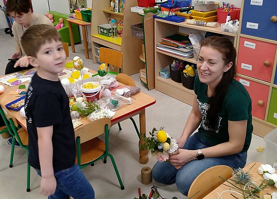 Rodzic z dzieckiem podczas zajęć.