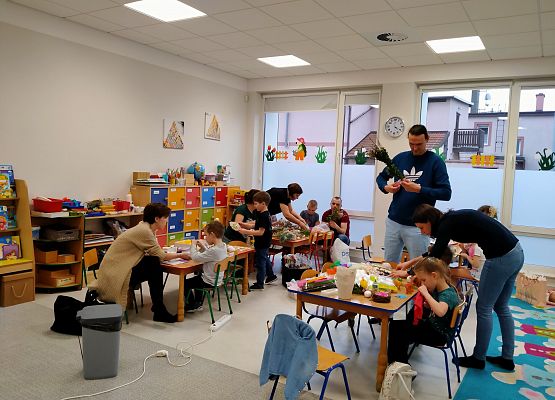 Rodzice z dziećmi podczas zajęć.