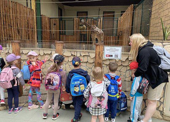 Dzieci podczas wizyty w ZOO.