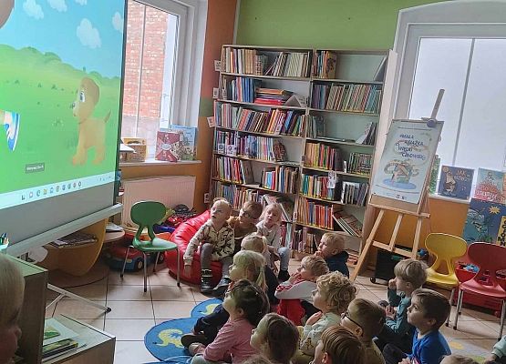 Dzieci podczas oglądania bajki.