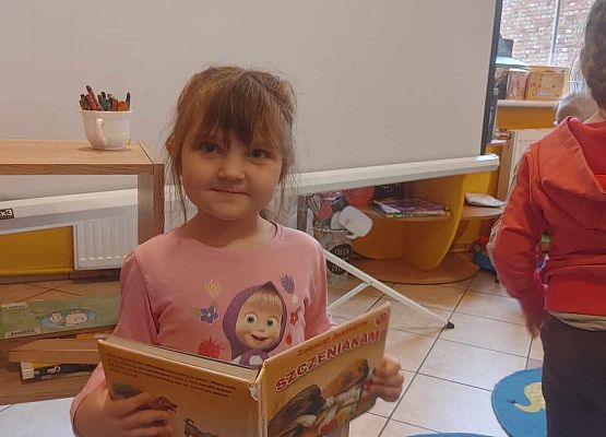 Dziewczynka podczas czytania książki.