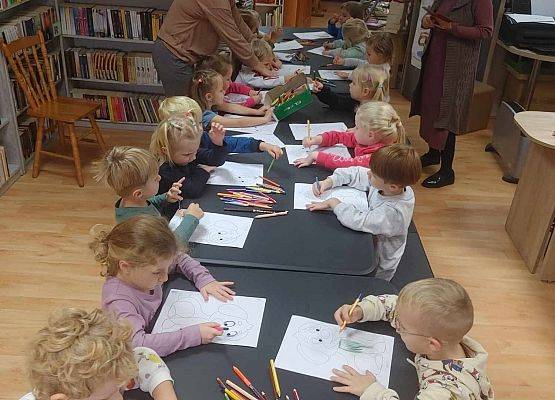 Dzieci podczas zajęć w bibliotece.