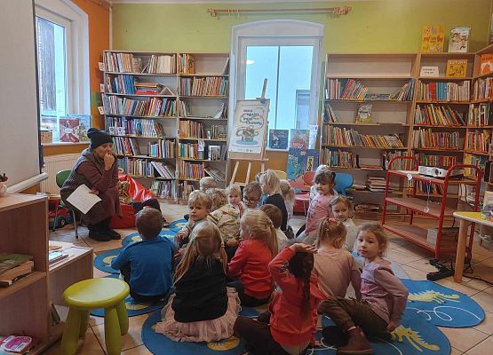 Dzieci podczas zajęć w bibliotece.