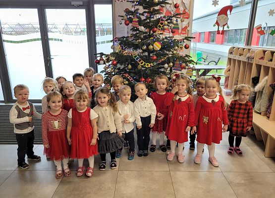 Grupa dzieci przy choince.