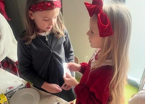 Dzieci podczas dzielenia sie opłatkiem.