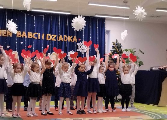 Występy dzieci z okazji Dnia Babci i Dziadka.