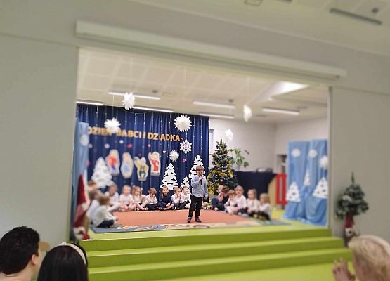 Występy dzieci z okazji Dnia Babci i Dziadka.