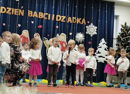 Występy dzieci z okazji Dnia Babci i Dziadka.