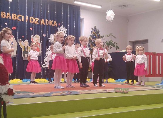 Występy dzieci z okazji Dnia Babci i Dziadka.