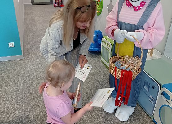 Zajączek przekazuje upominki dla uczestników konkursu.