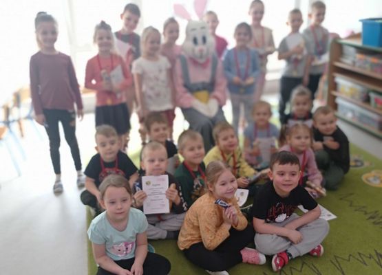 Zajączek przekazuje upominki dla uczestników konkursu.