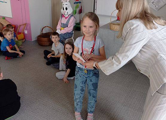 Zajączek przekazuje upominki dla uczestników konkursu.