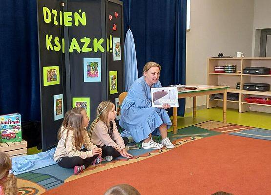 Grafika 1: Dzień Książki