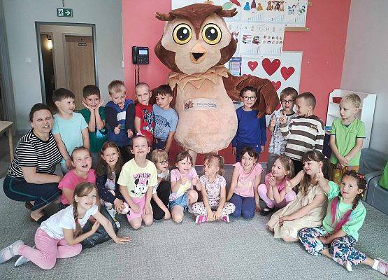 Grupa dzieci z maskotką ,,SOWA"