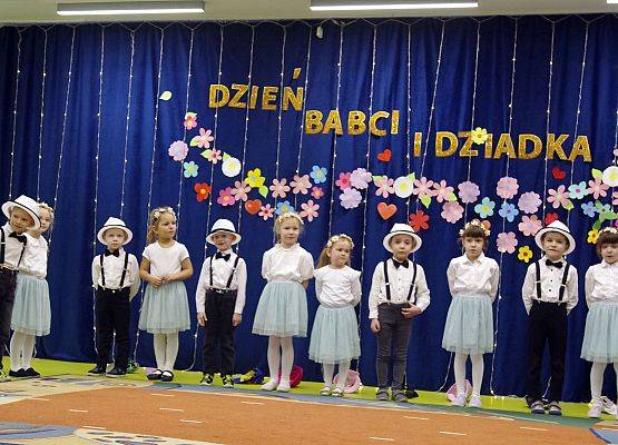 Dzieci podczas występu z okazji dnia Dziadka i Babci.