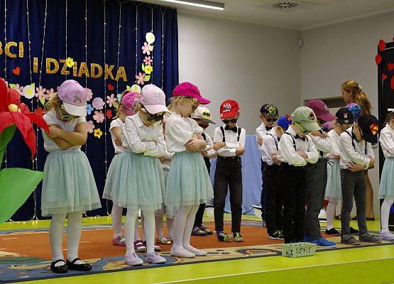 Dzieci podczas występu z okazji dnia Dziadka i Babci.