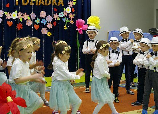 Dzieci podczas występu z okazji dnia Dziadka i Babci.
