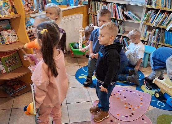 Grafika 2: Wizyta Żabek w Bibliotece