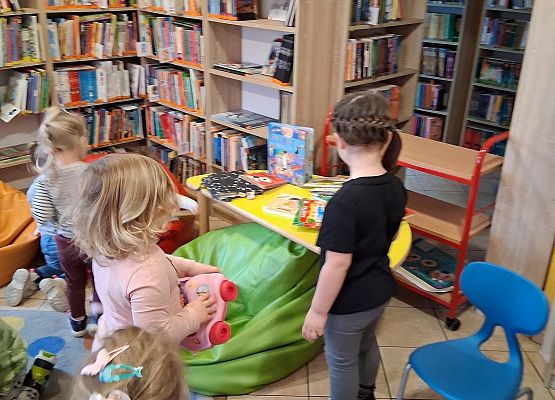 Grafika 4: Wizyta Żabek w Bibliotece