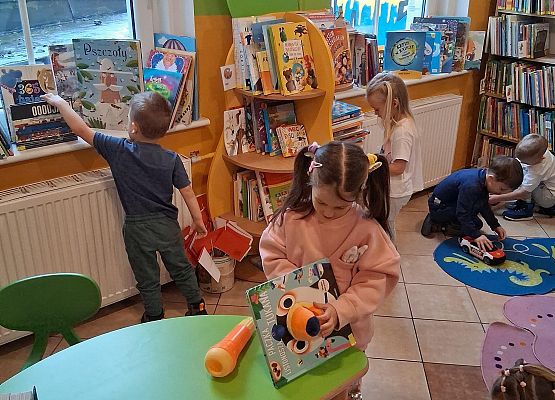 Grafika 5: Wizyta Żabek w Bibliotece