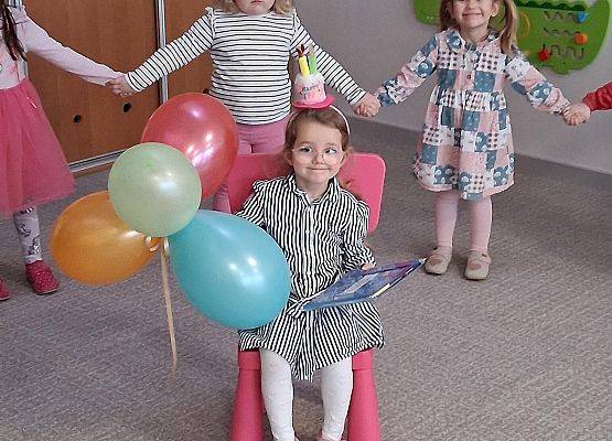 Grafika 1: Urodziny Caitlin z Żabek