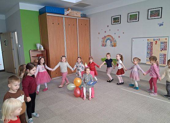 Grafika 2: Urodziny Caitlin z Żabek